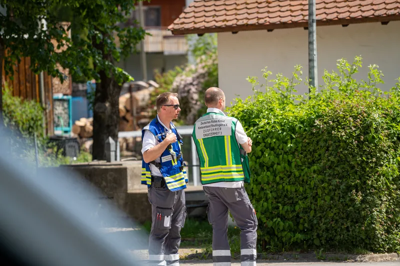 Zwei Einsatzleiter in Warnwesten stimmen sich ab