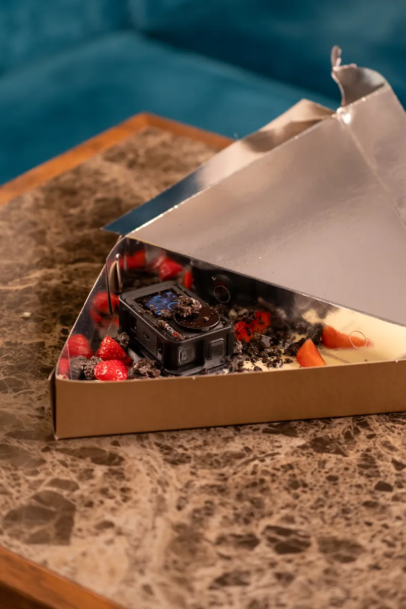 Dessert mit Erdbeeren in einer Schachtel auf Marmor