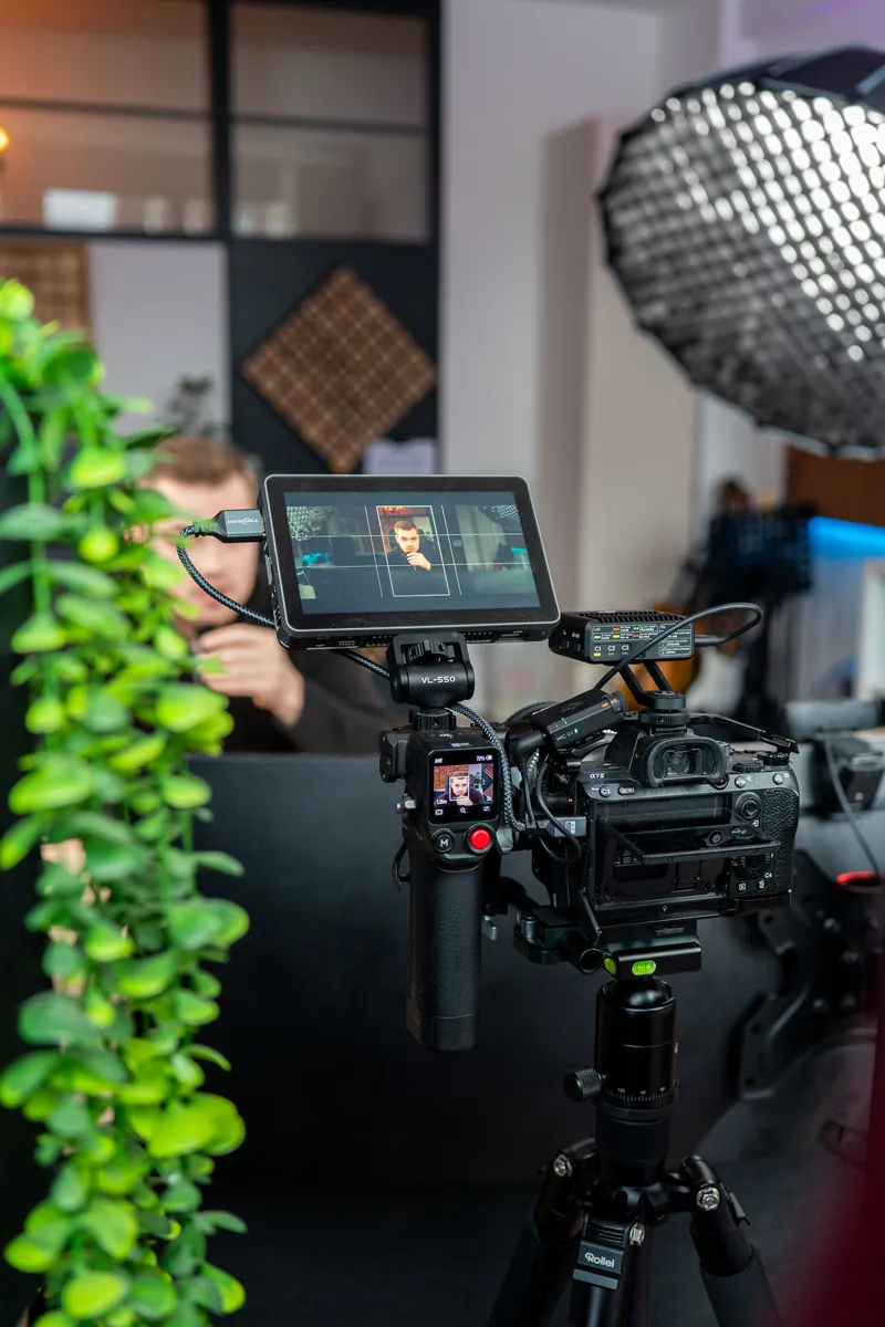 Filmkamera mit Monitor im Studio, dahinter eine Softbox