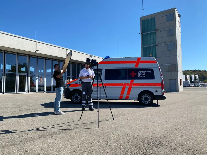 Dreh vor einem Rettungswagen des DRK an der Feuerwache