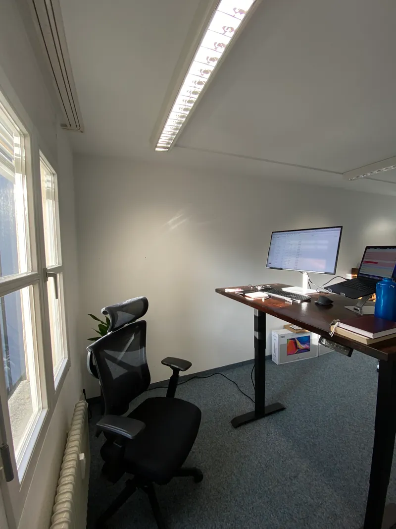 Büro mit Schreibtisch, Monitor und Bürostuhl