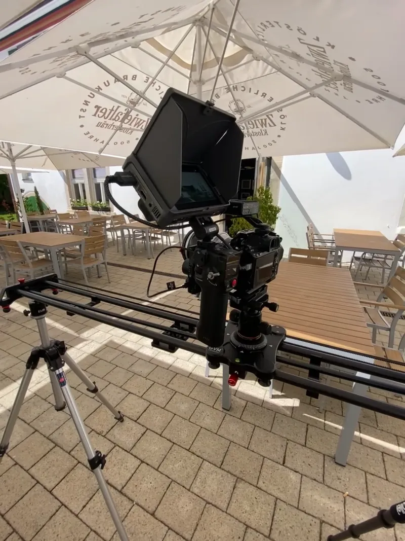 Kamera auf einem Slider auf einer Terrasse
