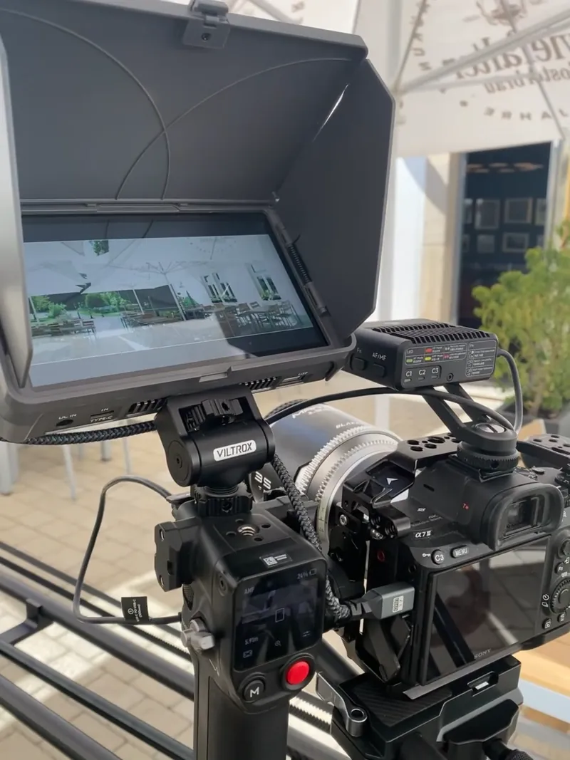 Monitor an der Kamera zeigt die Aufnahme, Dreh auf einer Terrasse