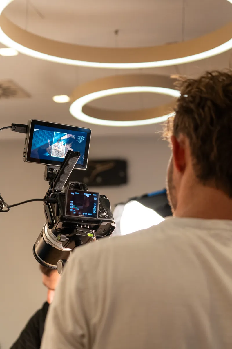 Kameramann mit Gimbal in einem hellen Innenraum