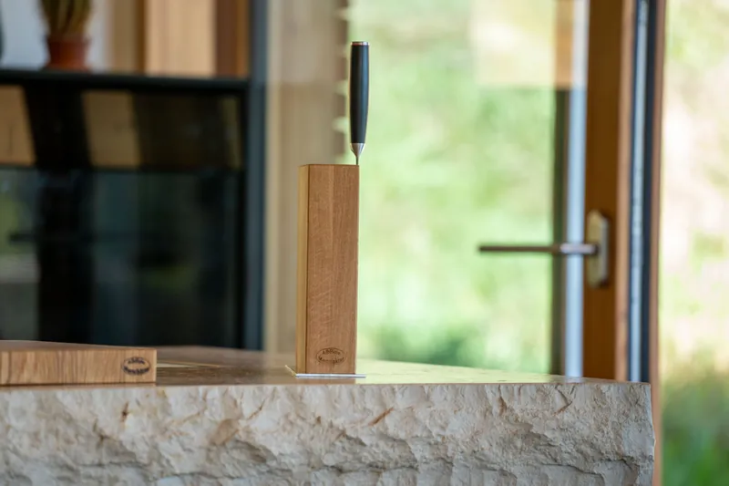 Schmaler Messerblock aus Holz am Fenster