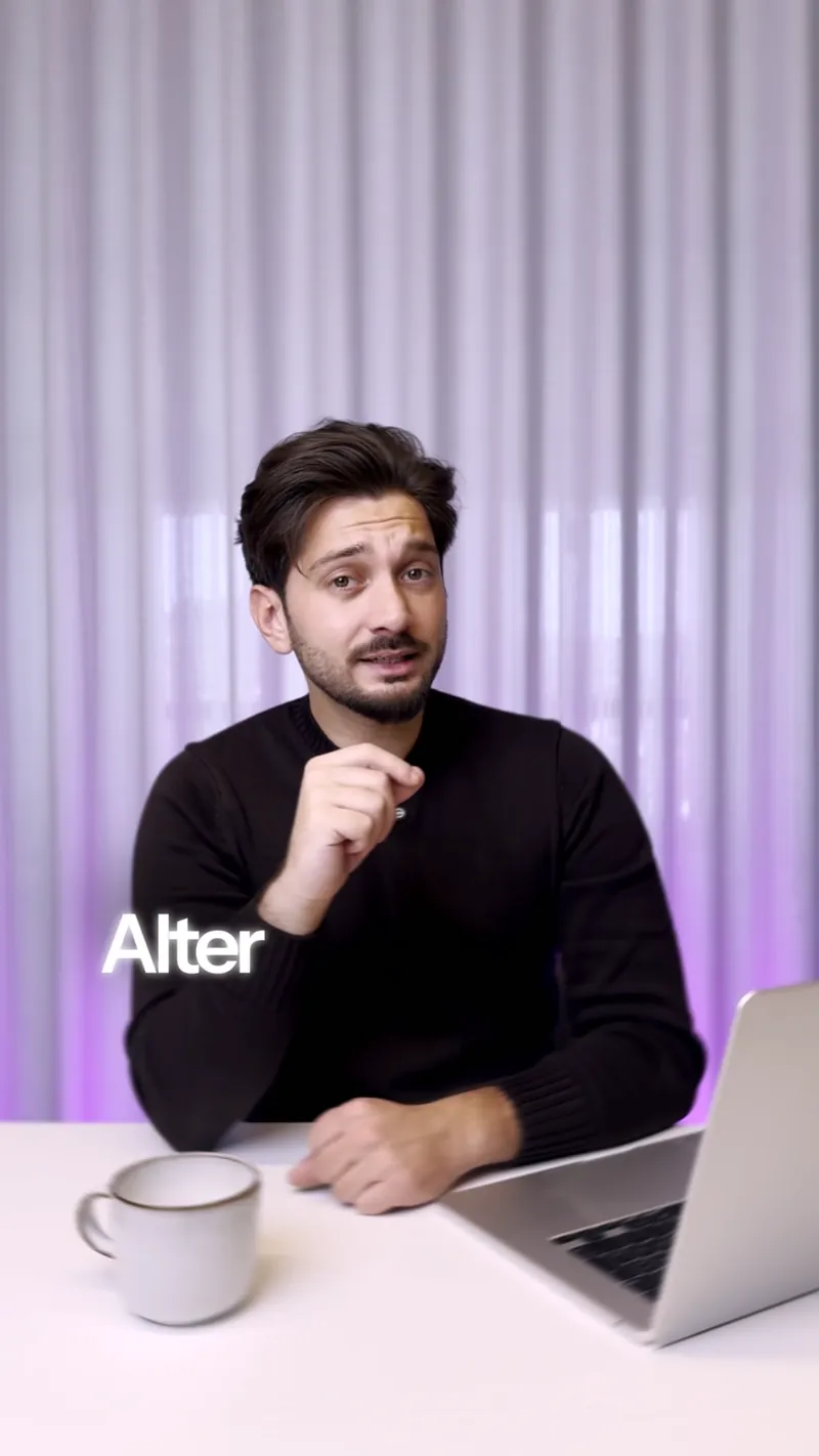 Standbild aus einem Social-Media-Clip: Mann erklärt etwas am Schreibtisch