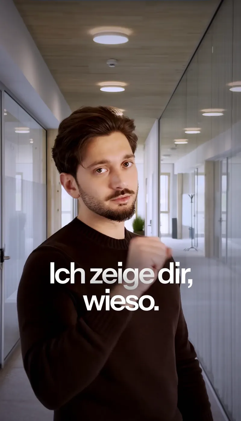 Standbild aus einem Social-Media-Clip: Mann im Flur, Untertitel „Ich zeige dir, wieso.“