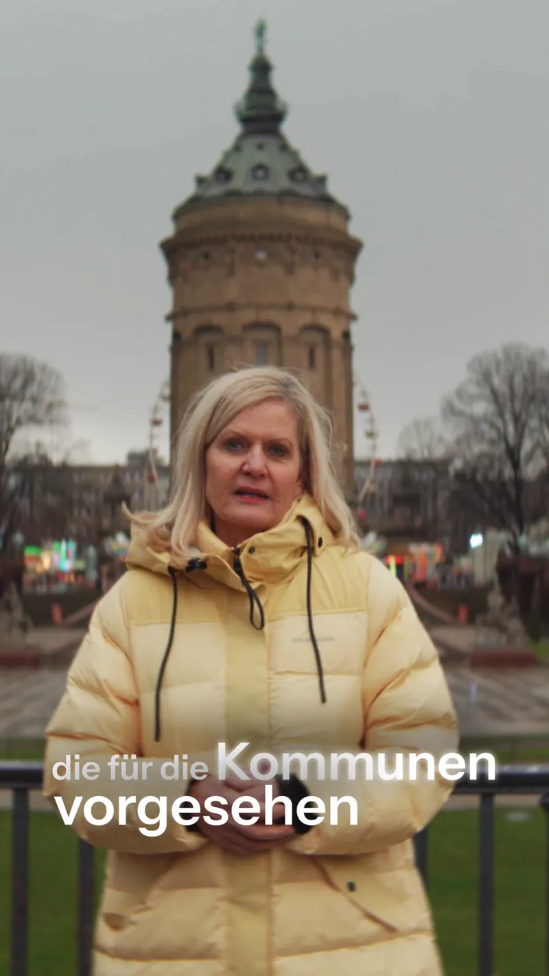 Standbild aus einem Social-Media-Clip: Frau vor dem Mannheimer Wasserturm